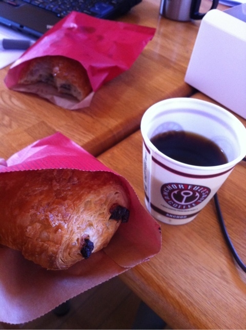コーヒーとパンオショコラとクロワッサン